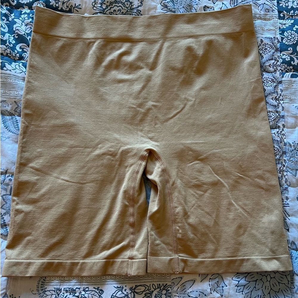 Seamless Nude Light Compression Shapewear Shorts NWOT